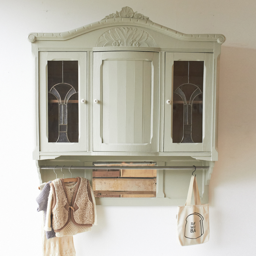 10806 vintage hangkast met glas in lood by Firma Zoethout