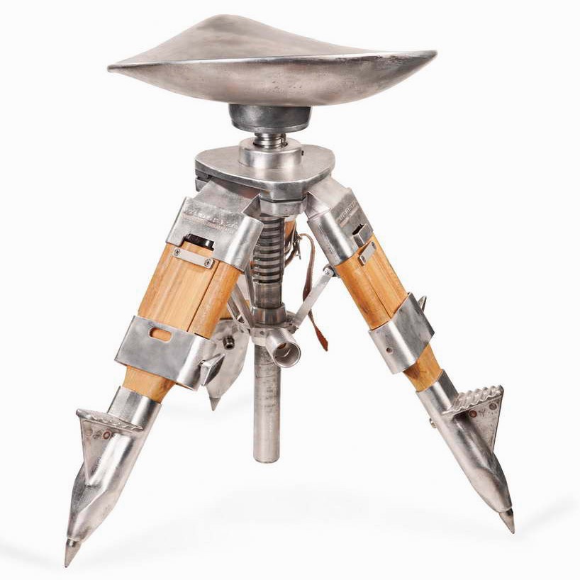 Adjustable tripod chair