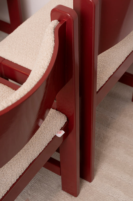 Pioenroos – Bordeaux Rode Stoelen by Saskia Louise